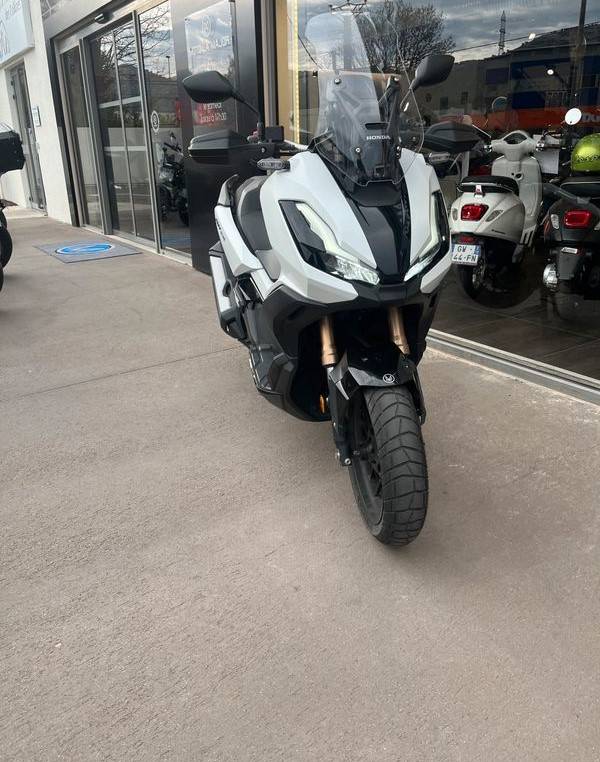 SCOOTER HONDA ADV 350 BLANC EN TRES BON ETAT PAS CHER 