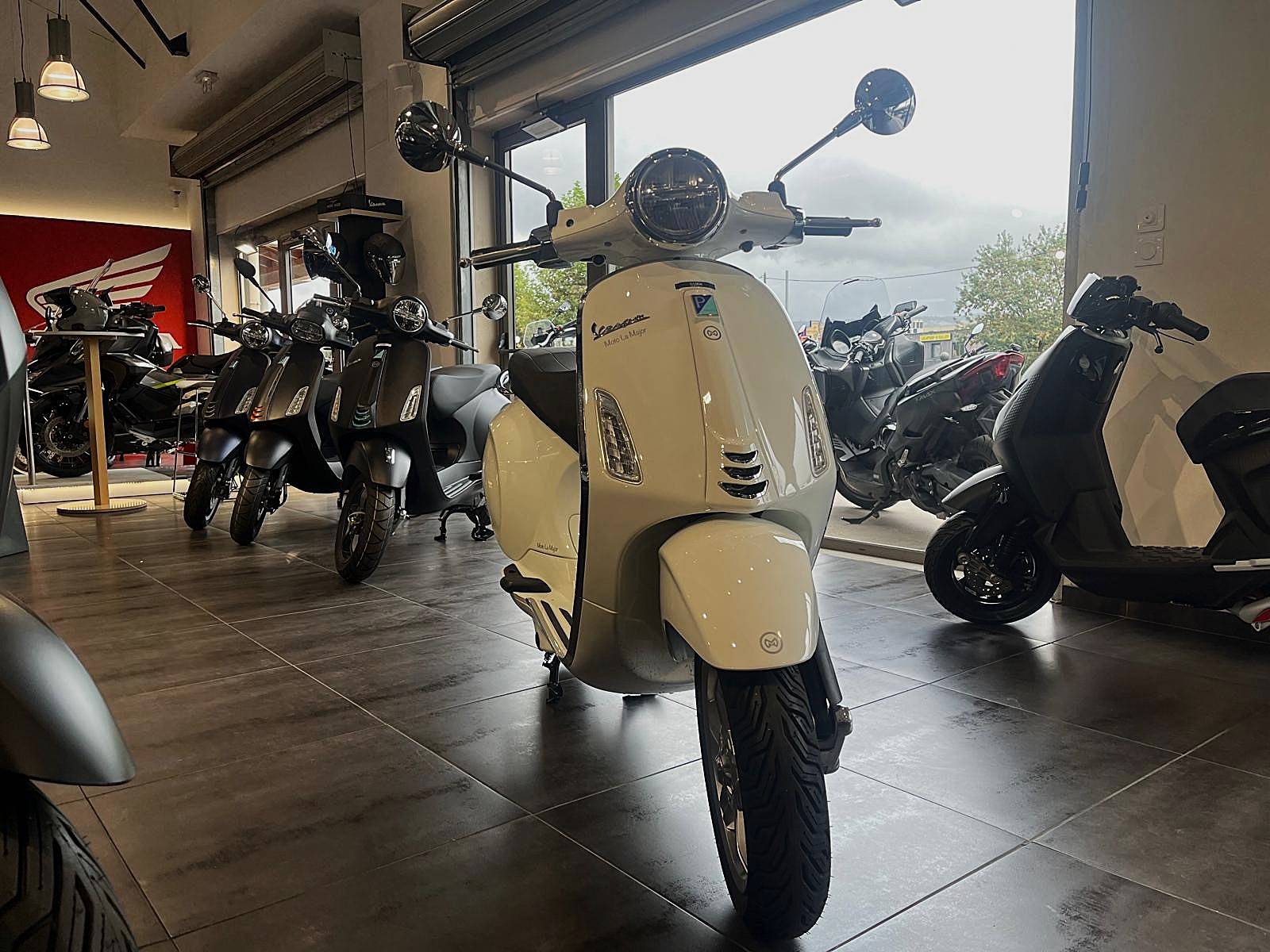  SCOOTER VESPA PRIMAVERA ELETTRICA 45 KM/H D'OCCASION A AUBAGNE 