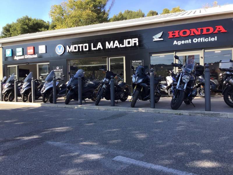 VENTE DU NOUVEAU SCOOTER HONDA FORZA 350 2021 BLANC D'OCCASION GARANTIE HONDA PAS CHER A AUBAGNE PROCHE MARSEILLE