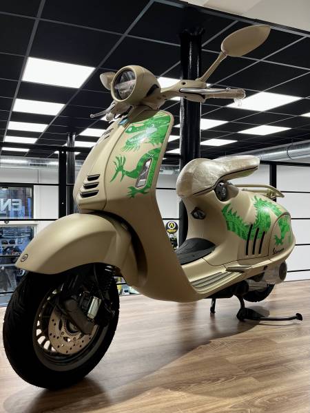 VESPA 946 EDITION SPECIALE DRAGON 2024 A MARSEILLE