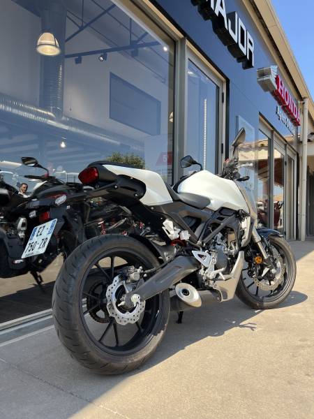 CB125R BLANC DE LA MARQUE HONDA BON PRIX 