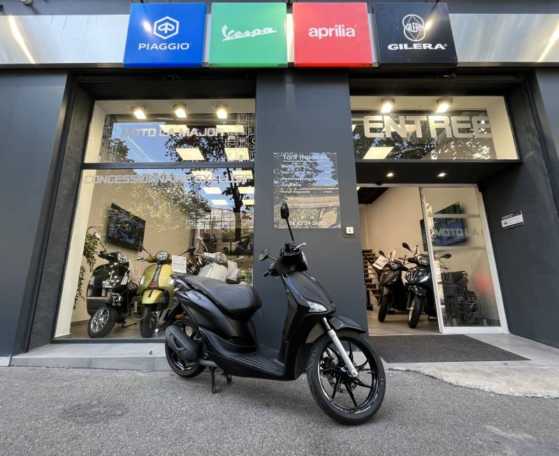 VENTE D'UN SCOOTER PIAGGIO LIBERTY 50 S 2022 3020 KM Garantie 12 mois À LA JOLIETTE PROCHE DE LA CATHÉDRALE LA MAJOR MARSEILLE.