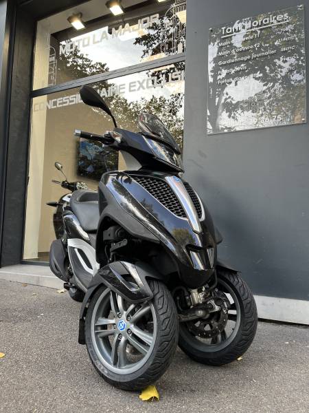 VENTE D'UN SCOOTER PIAGGIO MP3 300 YOURBAN LT 2013 20300 KM Garantie 12 mois À LA JOLIETTE PROCHE DE LA CATHÉDRALE LA MAJOR MARSEILLE.