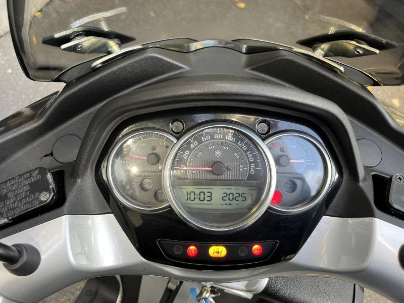 VENTE D'UN SCOOTER PIAGGIO MP3 300 YOURBAN LT 2013 20300 KM Garantie 12 mois À LA JOLIETTE PROCHE DE LA CATHÉDRALE LA MAJOR MARSEILLE.